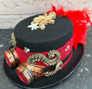 Unico cappello steampunk nero rosso piume pizzo occhiali polpo 57 cm (37) - Foto 1 di 6