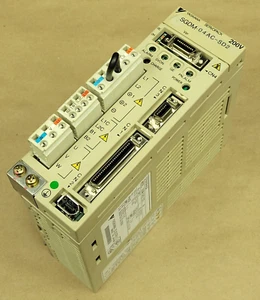 SERVO ACCIONAMIENTO YASKAWA MODELO SGDM-04AC-SD2, 230V 3PH 2.8AMP 0.4 (0.54) KW - Imagen 1 de 10