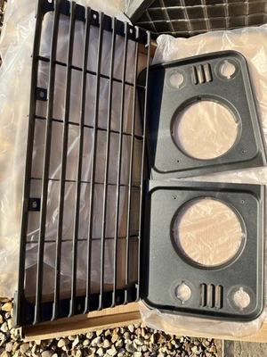 LAND ROVER DEFENDER TD5 - REJILLA DEL RADIADOR + FAROS SURROUNDS ESTILO ACTUALIZACIÓN Foto 1 de 2