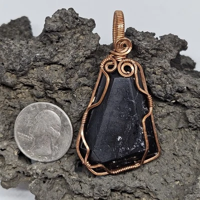 Pingente Trekntreasures feito à mão #263 turmalina preta geométrica em envoltório de cobre - Imagem 1 de 4