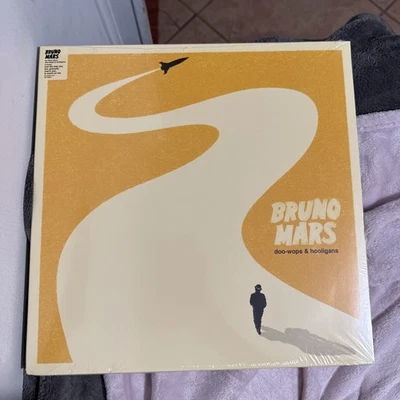 Doo-Wops and Hooligans by Mars, Bruno (Record, 2010) Foto 1 de 2