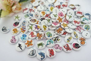 10x Knopf 15mm Rund Maritim Fisch Krebs Krake Wal Meer Knöpfe Kinder Jungen bunt - Picture 1 of 5