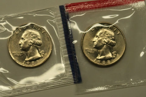 1988 P & D Uncirculated Washington Quarters in Mint Cello, Free Shipping Cover