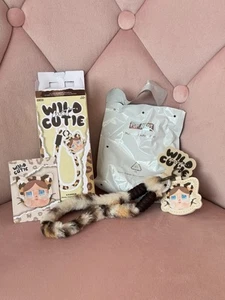 VINTAGE CUTIE Phone Charm Crybaby Wild But Cutie POPMART - Zdjęcie 1 z 2