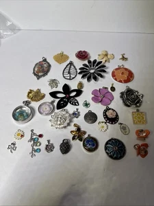 Lotto di 34 ciondoli foglia fiori vari vintage ad oggi (B) - Foto 1 di 10