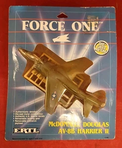 Ertl Force One McDonnell Douglas AV-8B Harrier Fighter Jet Plane come nuovo 1989 - Foto 1 di 4