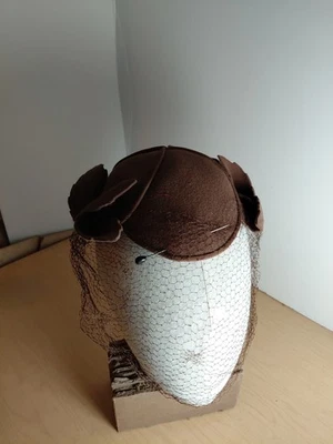 Chapéu vintage marrom em forma de lágrima caixa de comprimidos com véu de gaiola. - Imagem 1 de 4