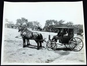 1930 Pickwick Greyhound Travel Parade Vintage B&W 8x10 Photo Horse-Drawn Wagon - Picture 1 of 6