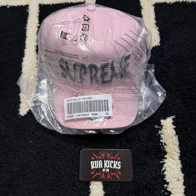 Кепка Supreme Sharp с надписью регулируемая New Era светло-розовая совершенно новая (FW25) - Изображение 1 из 3