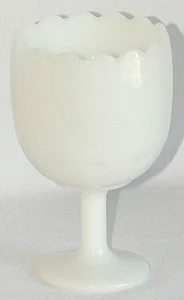 Weiß Milchglas gepresst Starburst Standkelch Dessert Kompott Jakobsmuschel Rand - Bild 1 von 9