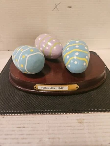 Juego de tres huevos de Pascua de madera de 2,5"" de altura pintados a mano y listos para Pascua - Imagen 1 de 8