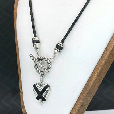 Colar de couro preto Brighton Whisper coração preto pingente de prata preto - Imagem 1 de 4