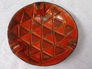 Bandeja de cenizas de cerámica redonda naranja vintage Italia diseño geométrico de 8" de diámetro - Imagen 1 de 7