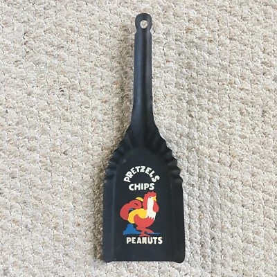 Vintage Metal Pretzels Chips Peanuts Scoop w/ Rooster - Farm Kitchen Rustic Foto 1 de 4