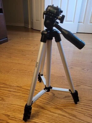 40" PROFESSIONAL VIVITAR TRIPOD WITH QUICK RELEASE  - Image 1 of 4