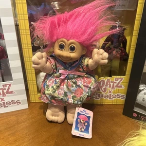 Russ Berrie Troll Doll Rosie abito floreale bambini capelli rosa corpo morbido con etichetta - Foto 1 di 1