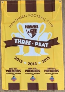 122969 HAWTHORN HAWKS 2015 AFL PREMIERS THREE PEAT 70cm x 100cm WALL FLAG - Foto 1 di 1