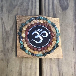 Placa de madera rústica OM AUM símbolo arte de pared colgante cristal energía chakra curación - Imagen 1 de 4
