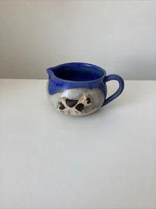 Jarra de leche de cerámica de estudio firmada con una imagen de vaca en 3D en la parte delantera - inusual - Imagen 1 de 11