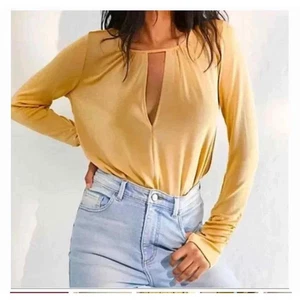 Free People Kaya Schlüsselloch Langarm Body in Gold Schimmernd Gr. S - Bild 1 von 5