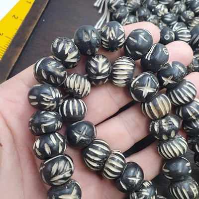 Vintage tibetano osso di yak (bufalo) intaglio perline filo di perline, collana - Immagine 1 di 4