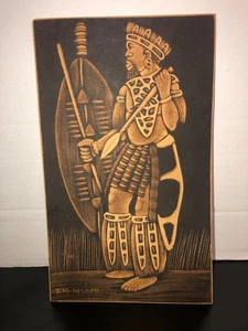 Cuadro de arte vintage de madera quemada - ¿hawaiano? ¿Africano? Firmado nativo 12" x 7" - Imagen 1 de 5