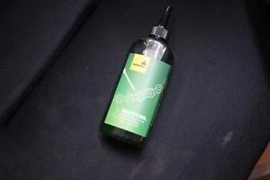 KTM GAS SCOTTOILER CADENA ENGRASADOR RECARGA ACEITE VERDE 250ML 63710967030 NOS - Imagen 1 de 5