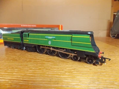 HORNBY R374 SR BATTLE OF BRITAIN CLASS LOCO No 21C166 SPITFIRE SR Green Livery. - Image 1 of 4