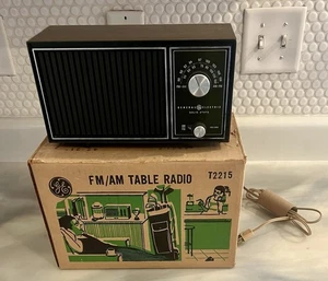 Radio de mesa AM/FM de estado sólido modelo T-2215 de colección General Electric con caja PROBADA - Imagen 1 de 16