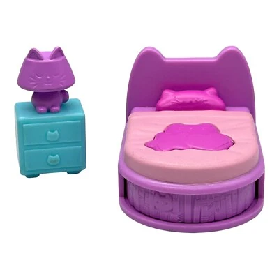 Cama y mesita de noche con lámpara para dormitorio Gabby's Dollhouse Sweet Dreams Foto 1 de 4