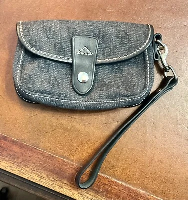Muñequera Dooney & Bourke Denim Negra Signature ~ Acentos de Cuero ~ Usada en Excelente Condición Foto 1 de 4