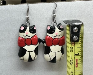 Orecchini pendenti gatto con papillon nero bianco dipinto acrilico - Foto 1 di 3