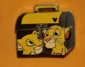 Disney DLR 2008 Hidden Mickey Back to School Bus y lonchera Prendedor Simba y Nala - Imagen 1 de 1
