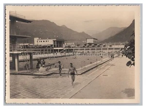 Bolzano Italia Tirol del Sur 1933 - Café de piscina al aire libre - Foto antigua años 30 - Imagen 1 de 2