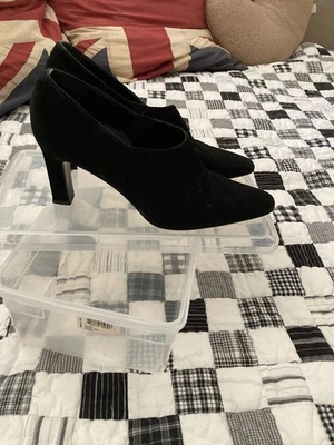 Zapatos de salón Georgio Armani de gamuza negros usados en excelente estado, talla 40. Recién usados dos veces Foto 1 de 4