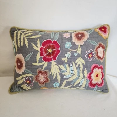 Almohada rectangular decoración flores azules con cuentas vintage Primrose - 19" x 14" Foto 1 de 4