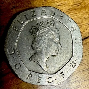 MONETA 20 PENCE EPTAGONO 1996 REGINA ELISABETTA II QEII QE2 DA COLLEZIONE - Foto 1 di 2