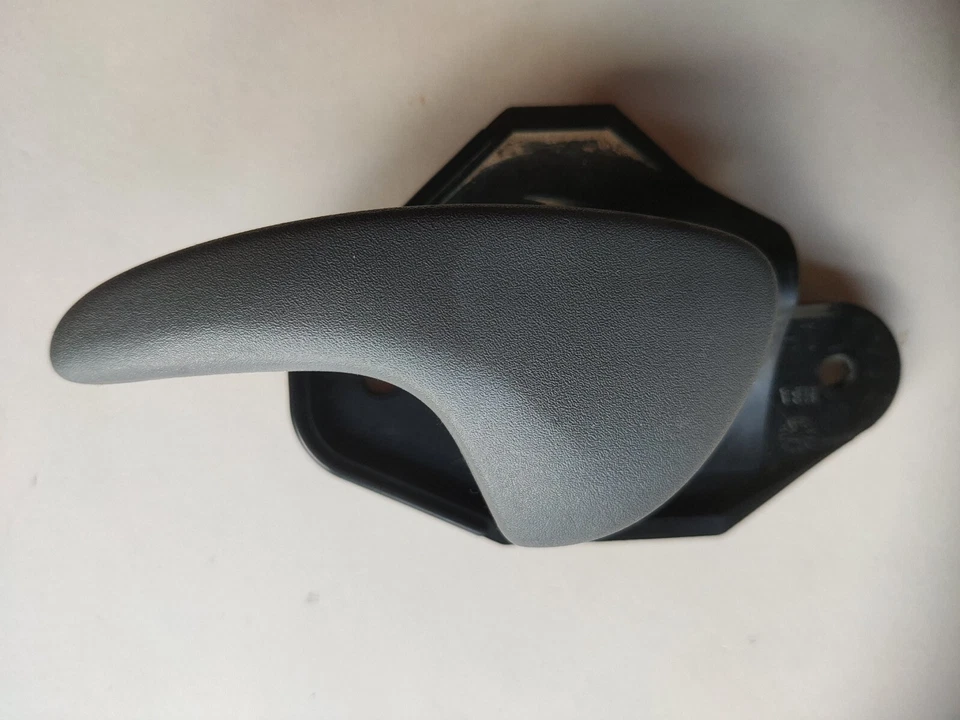 MANIJA PUERTA INTERIOR FORD AU NU TRASERA O DELANTERA FALCON FAIRMONT gris oscuro izquierda Foto 1 de 1