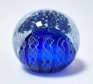 HAND BLOWN STUDIO ART GLASS PAPERWEIGHT LATTICINO HELIX CENTRAL BLUE ORB SIGNED - Bild 1 von 12