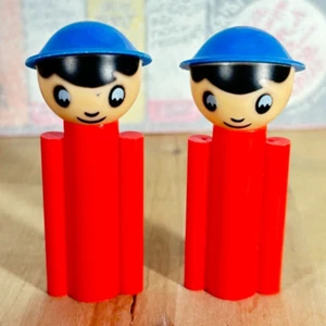 Par de figuras gemelas de plástico vintage en sombreros azules, 3,25"h - Imagen 1 de 5