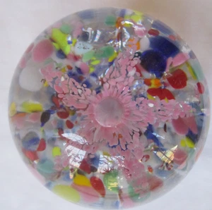 VINTAGE GROSSER MUNDGEBLASENER GLAS BRIEFBESCHWERER MEHRFARBIG MIT ROSA BLUME - Bild 1 von 4