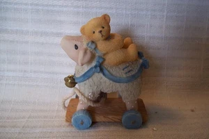 Cherished Teddies - BEAR ON SHEEP/ LAMB - A FRIEND IS A ANSWERED PRAYER - Foto 1 di 2
