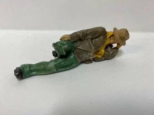Just Plain Folk # 3055 G Scale Train Figure* Hombre acostado en el banco * NUEVO - Imagen 1 de 2