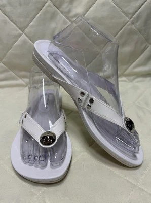 Sandálias tanga Antonio Melani feminina branca prata cravejada 7,5 sapatos lisos elegantes nova na caixa - Imagem 1 de 4