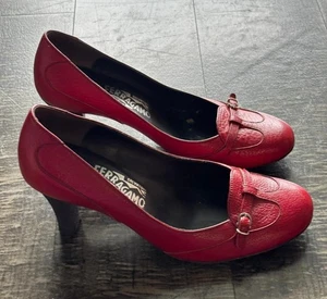 Zapatos de salón Salvatore Ferragamo sin cordones de cuero de tacón alto rojos talla 9B - Imagen 1 de 10