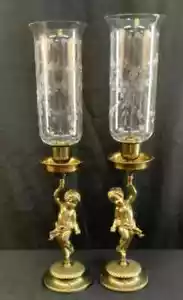 Par de candelabros de latón del siglo XIX con querubines danzantes y tonos grabados - Imagen 1 de 8