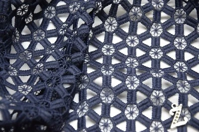 Lanvin.Sublime guipure lace dentelle motif  géométrique . Bleu marine.1M - Photo 1/4