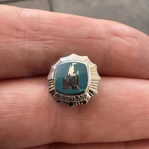Spilla Disneyland Vintage Argento Sterling Dipendente Cast Member Service 1 Anno Premio - Foto 1 di 4