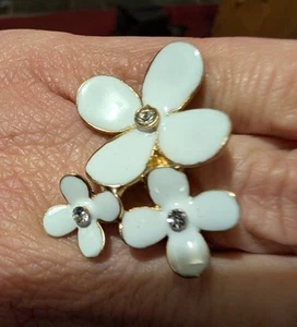 Oscar de la renta White triple flower ring - Picture 1 of 3
