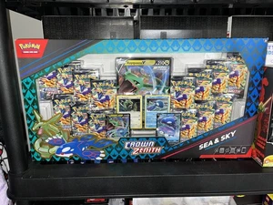 Pokémon TCG Corona Zenith Mare e Cielo Premium Collection Box Nuovo Sigillato in Fabbrica - Foto 1 di 2